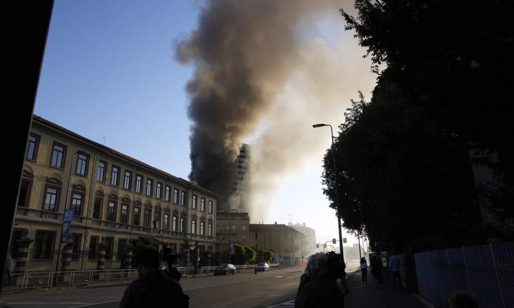 Συναγερμός στην Ιταλία: Πυρκαγιά "καταβροχθίζει" ουρανοξύστη του Μιλάνου